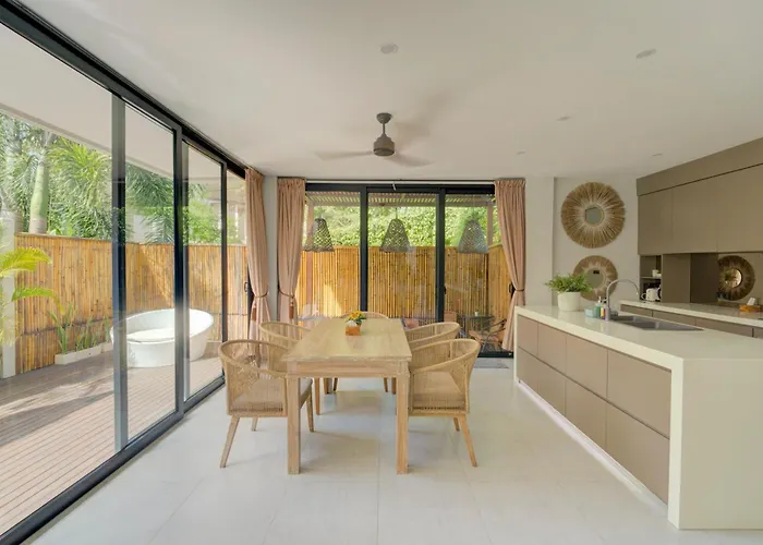 Stylish 4br With Private Pool In Batu Bolong *