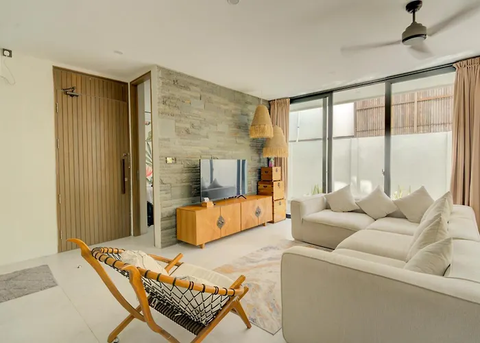 Stylish 4br With Private Pool In Batu Bolong *