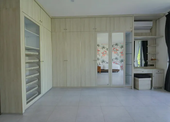 Stylish 4br With Private Pool In Batu Bolong Villa Canggu