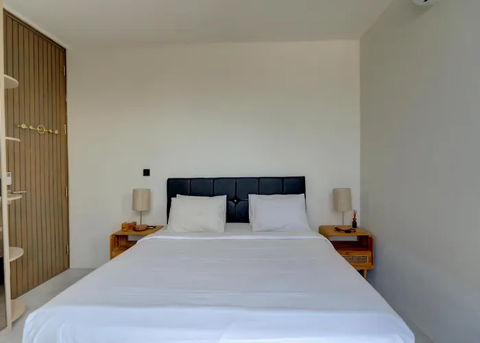 Stylish 4br With Private Pool In Batu Bolong *