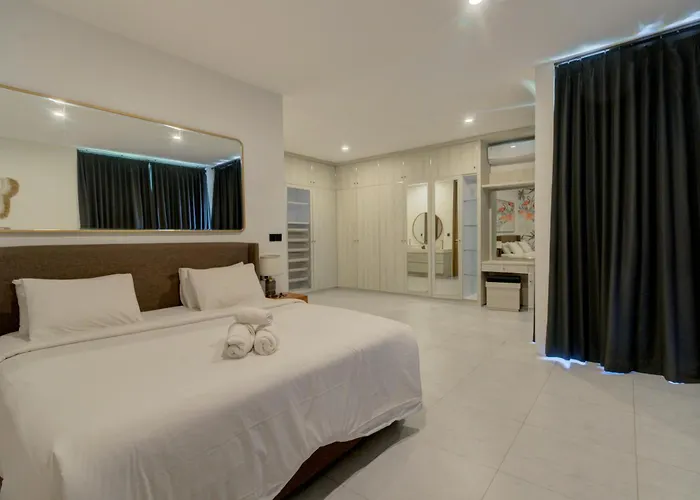 Villa Stylish 4br With Private Pool In Batu Bolong *